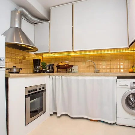 Marina's Cozy House Is Located In A Quiet Neighborhood In Rhodos Center. Дом отдыха *