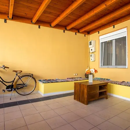 Marina's Cozy House Is Located In A Quiet Neighborhood In Rhodos Center. Дом отдыха Родос