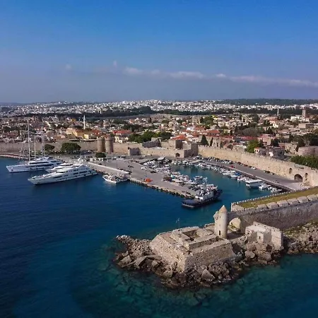 Marina's Cozy House Is Located In A Quiet Neighborhood In Rhodos Center. Дом отдыха *